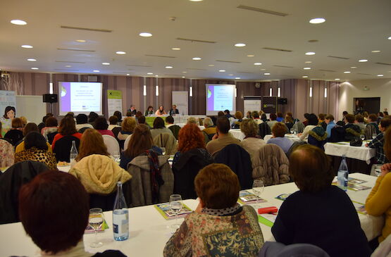 Más de 100 mujeres llenan la jornada “La mujer en las cooperativas agroalimentarias”