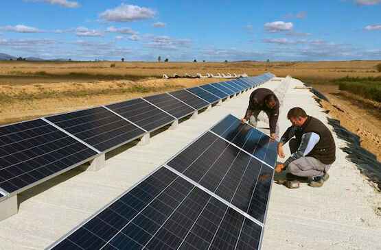 ACOPAEX inicia la primera instalación fotovoltaica para mejorar el riego