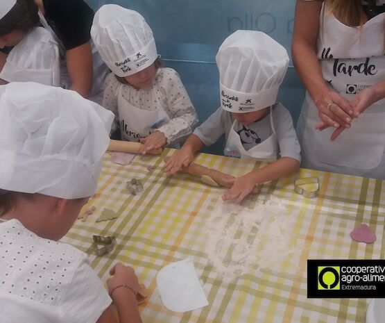 Una veintena de niños participa en el segundo taller de cocina saludable con productos cooperativos “Meriéndate la Tarde”