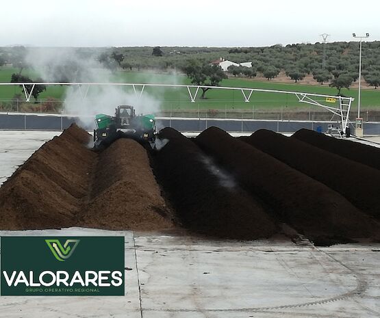 VALORARES inicia las primeras aplicaciones de compost en polvo en viña y olivar en Extremadura